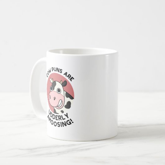 Kuh spielt ungeordnet auf die lustige Tierpuppe Kaffeetasse (Vorderseite Links)