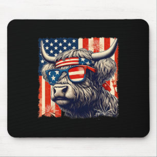 Kuh umarmt die amerikanische Flagge 4. Juli Landwi Mousepad
