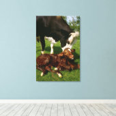 Kuh und neugeborenes Kalb Leinwanddruck (Insitu (Holzboden))