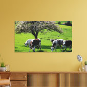 Kuh unter blühenden Apfelbäumen in der Normandie Leinwanddruck (Insitu (Wohnzimmer))