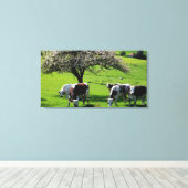 Kuh unter blühenden Apfelbäumen in der Normandie Leinwanddruck (Insitu (Holzboden))