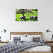 Kuh unter blühenden Apfelbäumen in der Normandie Leinwanddruck (Insitu (Schlafzimmer))