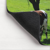 Kuh unter blühenden Apfelbäumen in der Normandie Mousepad (Ecke)