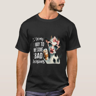 Kuh unterwegs, um schlechte Entscheidungen zu tref T-Shirt