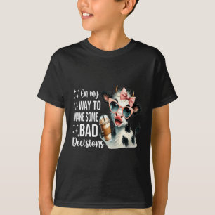Kuh unterwegs, um schlechte Entscheidungen zu tref T-Shirt