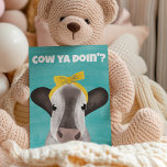 Kuh Ya Doin? Niedliche Kuh Postkarte<br><div class="desc">Die Meldung "Cow Ya Doin'?",  die auf der Vorderseite dieser Postkarte erscheint,  kann mit Ihrem eigenen Text angepasst werden. Sie erscheinen in fett weißer Schrift über einer niedlichen Abbildung einer Kuh mit einem gelben Bogen-Set vor türkisblauem Hintergrund. Die Rückseite ist leer,  außer für eine koordinierende Blume der Morgenglorie.</div>