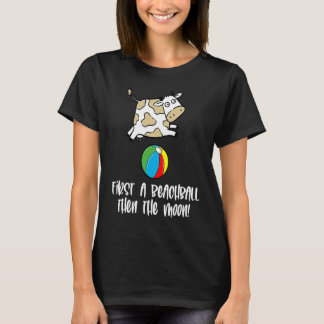 Kuh zuerst ein Strandball dann der Mond Farm Grafi T-Shirt