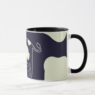 Kuhdruckbecher auf marineblarem Hintergrund mit we Tasse