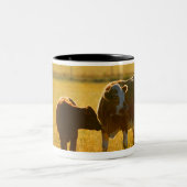 Kühe an der Weide Zweifarbige Tasse (Mittel)
