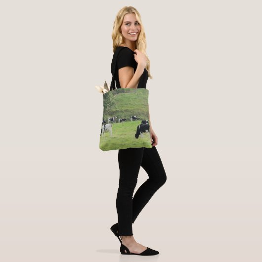 Kühe auf Weidenfarm Tote Bag Tasche (Am Model)