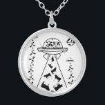 Kühe in einem UFO-Raumschiff Versilberte Kette<br><div class="desc">Eine lustige Abbildung,  wie Kühe ein UFO pilotieren. Dieses Raumschiff rettet Kühe von Farmen auf der Erde. Eine lustige Verschwörungstheorie Design. Die Abbildung ist schwarz-weiß.</div>