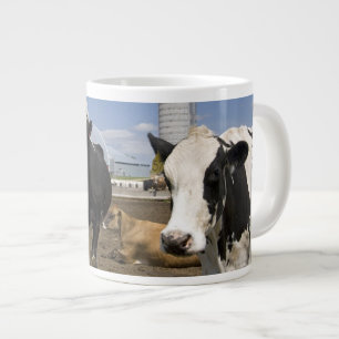 Kühe vor einer roten Scheune und einem Silo auf ei Jumbo-Tasse