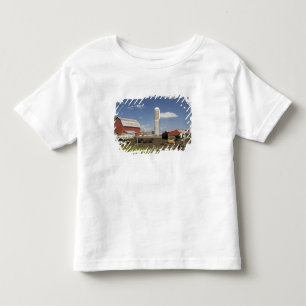 Kühe vor einer roten Scheune und einem Silo auf ei Kleinkind T-shirt