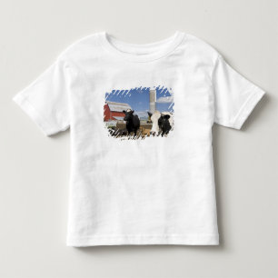 Kühe vor einer roten Scheune und einem Silo auf ei Kleinkind T-shirt
