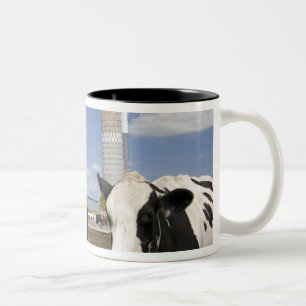 Kühe vor einer roten Scheune und einem Silo auf ei Zweifarbige Tasse