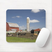Kühe vor einer roten Scheune und einem Silo auf Mousepad (Mit Mouse)
