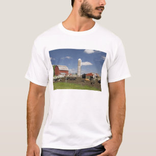 Kühe vor einer roten Scheune und einem Silo auf T-Shirt