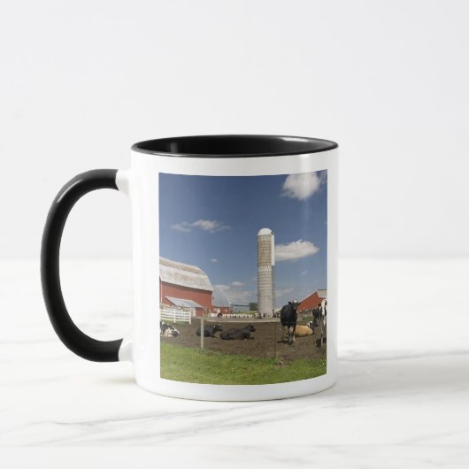 Kühe vor einer roten Scheune und einem Silo auf Tasse (Links)