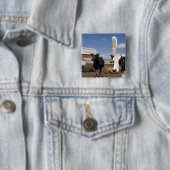 Kühe vor einer roten Scheune und Silo auf einem Ba Button (Beispiel)