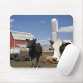 Kühe vor einer roten Scheune und Silo auf einem Ba Mousepad (Mit Mouse)
