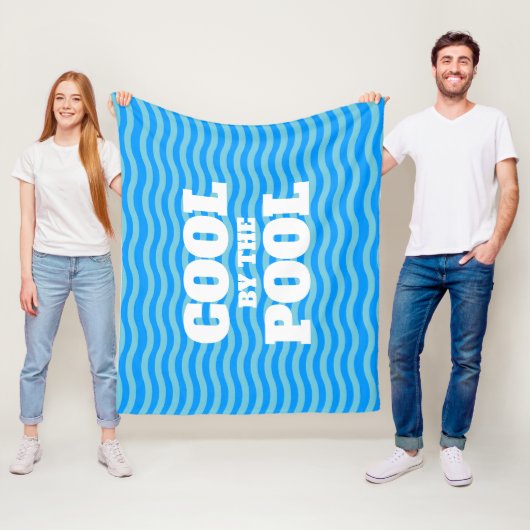 Kühl am Pool blaue wellige Wasserlinien Muster Fleecedecke (Beispiel)