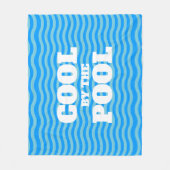 Kühl am Pool blaue wellige Wasserlinien Muster Fleecedecke (Vorderseite)
