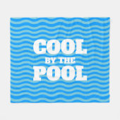 Kühl am Pool blaue wellige Wasserlinien Muster Fleecedecke (Vorderseite (Horizontal))