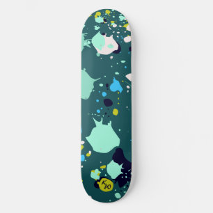 Kühle grüne farbenfrohe Mal-Splatter-Initialen Skateboard