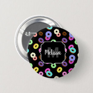 Kühle lustige bunte Donuts Muster schwarzes Monogr Button
