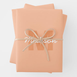Kühle Pastell-Pfirsichfarbe mit individuellem Mono Geschenkpapier Set