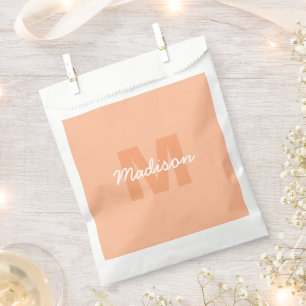 Kühle Pastell-Pfirsichfarbe mit individuellem Mono Geschenktütchen