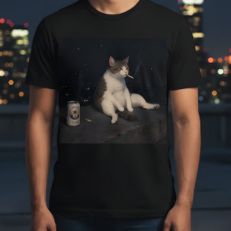 Kühle rauchende Katze mit Bierdose Stadtansicht be T-Shirt