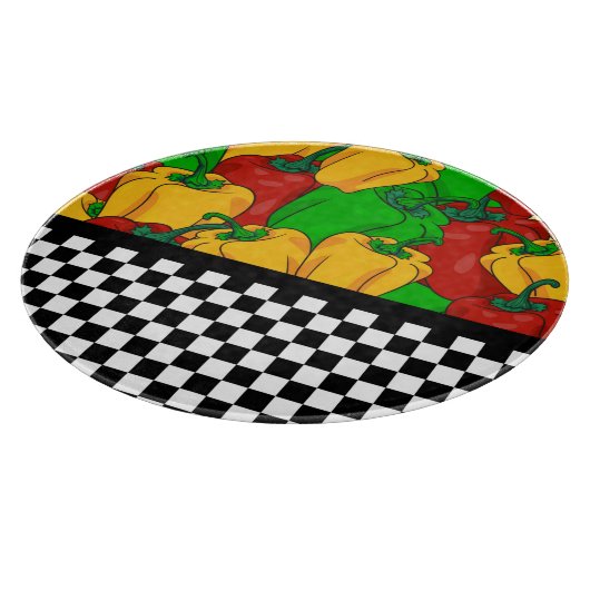 Kühle Tri-farbene Paprikaschoten und Checkerboard Schneidebrett (Ecke)