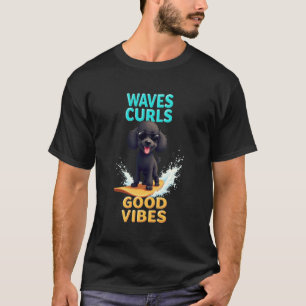 Kühler schwarzer Pudel-Surferhund T-Shirt