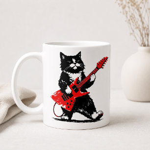 Kühler Tuxedo-Kater spielt rote E-Gitarre Kaffeetasse