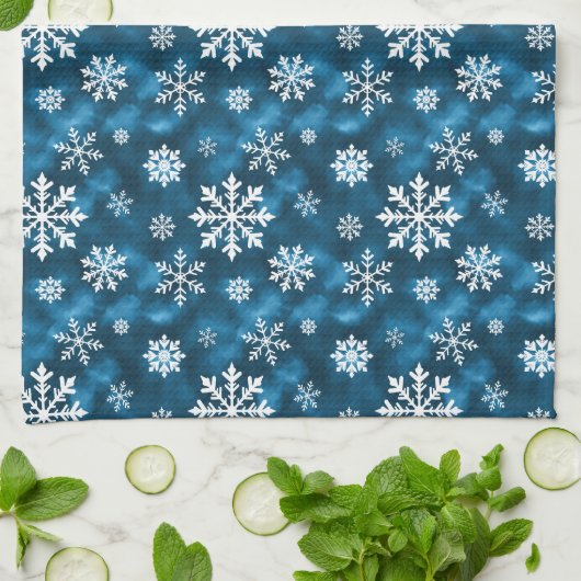 Kühles Blau mit weißem Schneeflockenmuster Winter Geschirrtuch (Gefaltet)