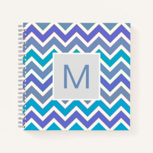 Kühles blaues sportliches Chevron-Muster Monogramm Notizblock