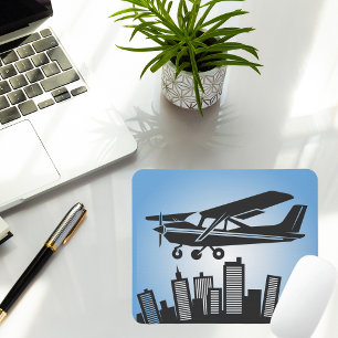 Kühles Cessna fliegt am blauen Himmel über der Sta Mousepad