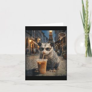 Kühles Opossum trinkt eisgekühlten Kaffee, lustige Karte