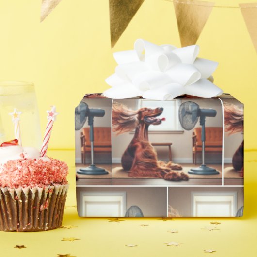 Kühlung des irischen Setters vor einem Lüfter Geschenkpapier (Geburtstagsparty)