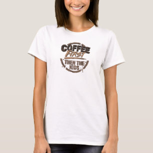Kühn: ERST KAFFEE, DANN DIE KINDER Designer Grafik T-Shirt
