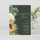 Kühne Country Sunflower | Dunkle grüne Paare Dusch Einladung (Stehend Vorderseite)