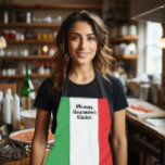 Kühne italienische Flagge Italien Personalisierte  Schürze<br><div class="desc">Kühne italienische Schürze. Personalisieren Sie es mit dem Namen des Kochs oder des Restaurants. Dieses Design ist für italienische Küchen, egal ob für ein Restaurant oder eine Zuhause, individuell gestaltet und weist die allgegenwärtigen Farben der italienischen Flagge (grün, weiß und rot) auf. Die Textvorlage kann angepasst werden, um zu sagen,...</div>