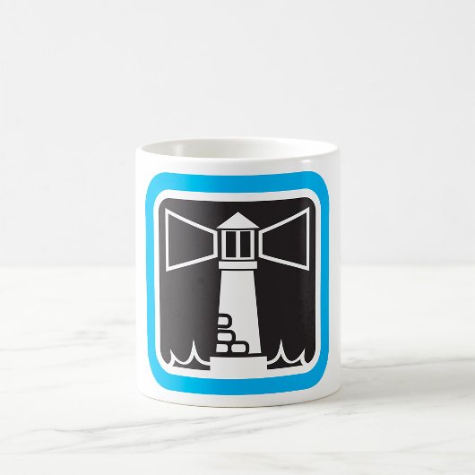 kühne Leuchtturm Beacon mit Ozeanwellen-Symbol Kaffeetasse