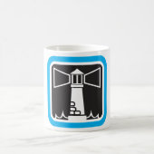 kühne Leuchtturm Beacon mit Ozeanwellen-Symbol Kaffeetasse (Mittel)