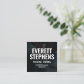 Kühne moderne Schwarzweiß-Fitness-Trainerin Quadratische Visitenkarte (Stehend Vorderseite)