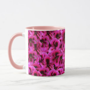 "Kühne Schönheit: Straffe Magenta-Geraniumblüten Tasse