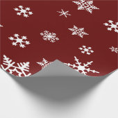 kühne weiße Schneeflocken auf dem dunklen Burgundy Geschenkpapier (Ecke)