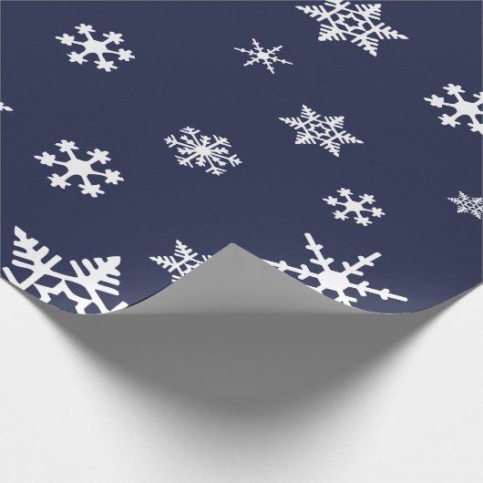 kühne weiße Schneeflocken auf Dunkelnavy Blue, Url Geschenkpapier (Ecke)