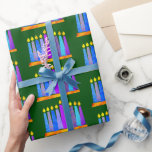 kühne Whimsical Hanukkah Menorah Kerzen auf Grün Geschenkpapier<br><div class="desc">Eine spielerische, moderne, künstlerische Illustration von funky, spielerisch, boho Musterkerzen in einer Menorah hilft Ihnen den Urlaub in Hanukka zu beginnen. Die blauen Kerzen mit farbenfrohen Imitat-Folienmustern überlagern einen reichen, tiefen grünen Hintergrund. Genießen Sie die Wärme und Freude der Ferienzeit, wenn Sie dieses atemberaubende, farbenfrohe Hanukkah Packpapier verwenden. Passende Karten,...</div>